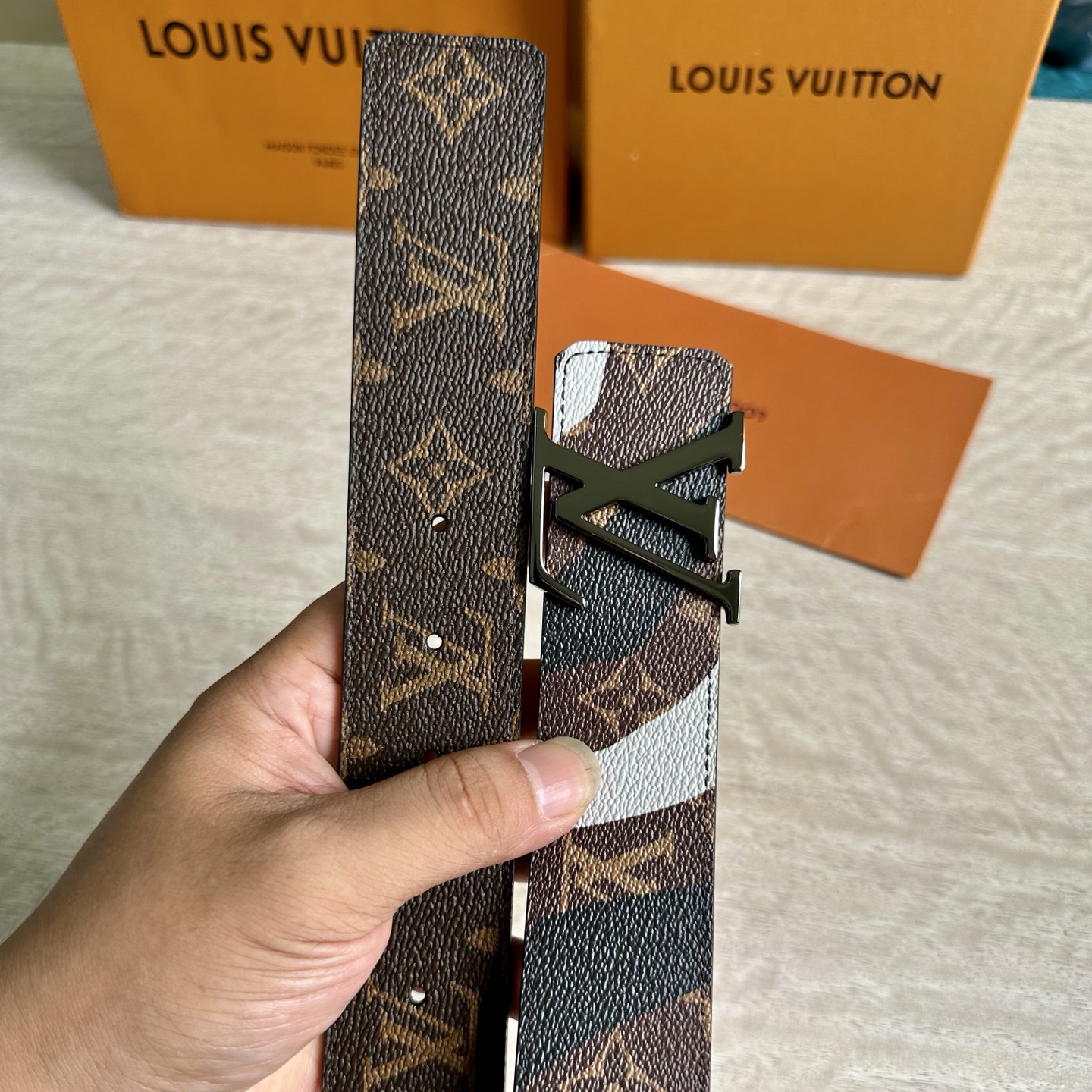 
LV 宽4.0cm 双面腰带将两式经典融于一处。Monogram 印花瞩目放大，与焕新 Monogra