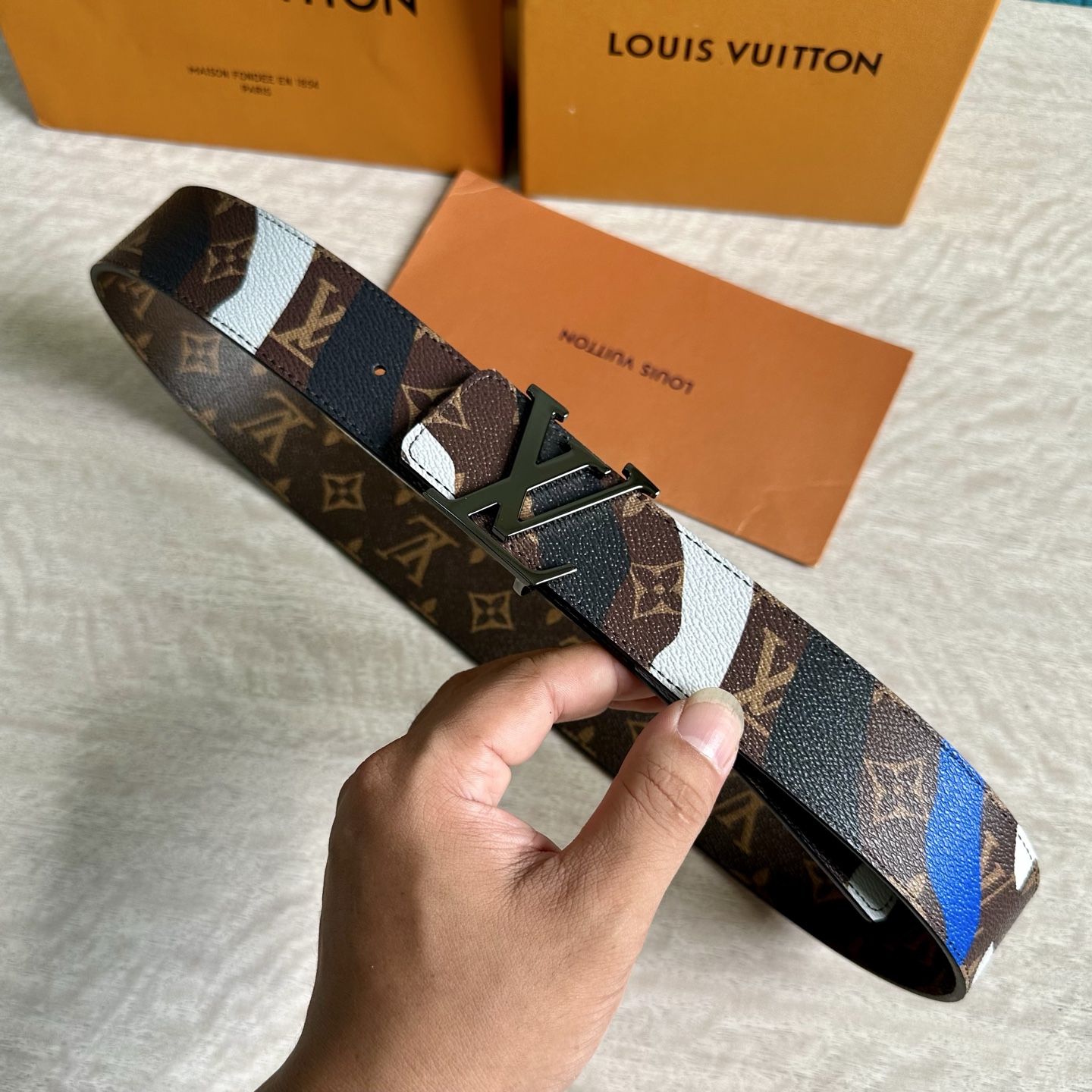 
LV 宽4.0cm 双面腰带将两式经典融于一处。Monogram 印花瞩目放大，与焕新 Monogra