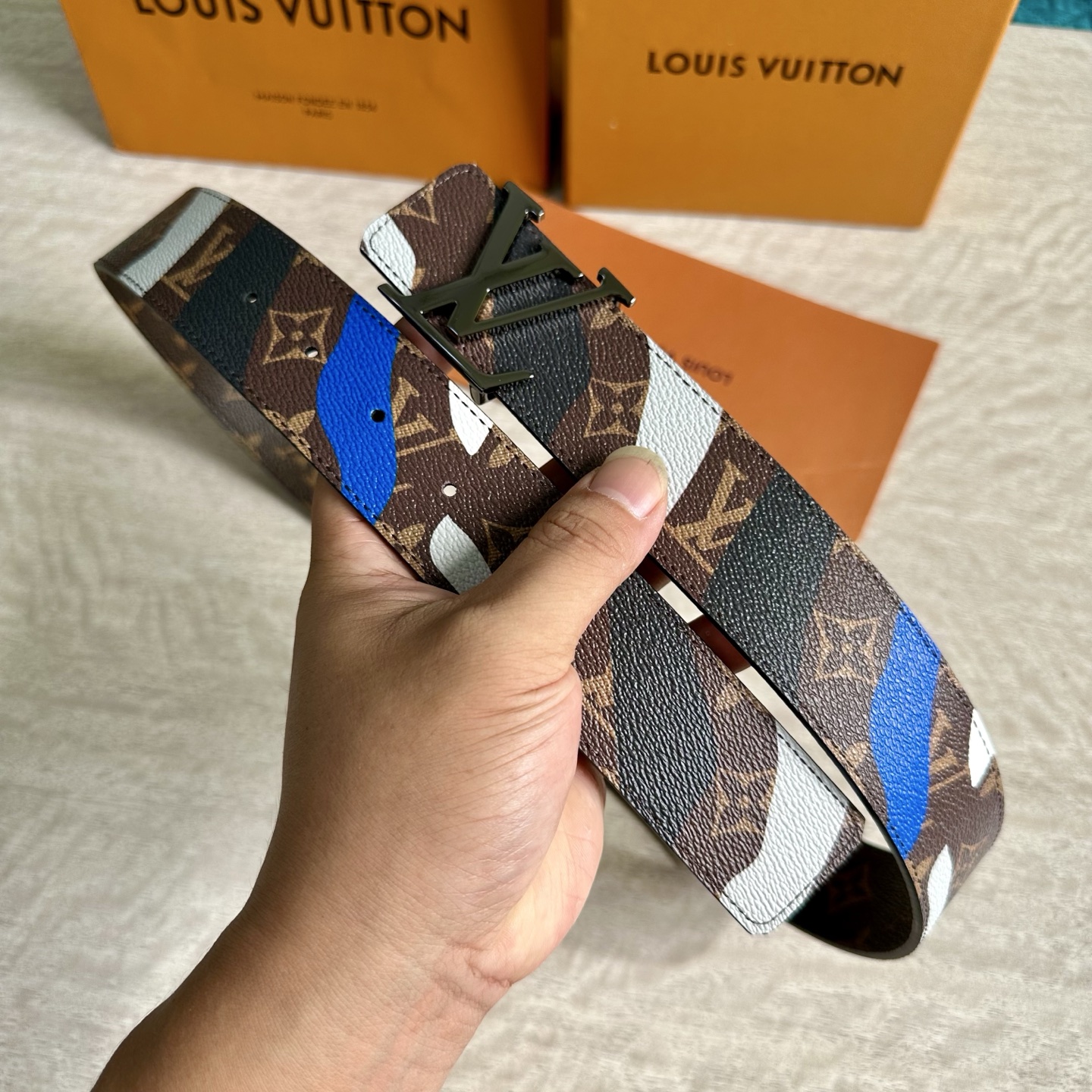 
LV 宽4.0cm 双面腰带将两式经典融于一处。Monogram 印花瞩目放大，与焕新 Monogra