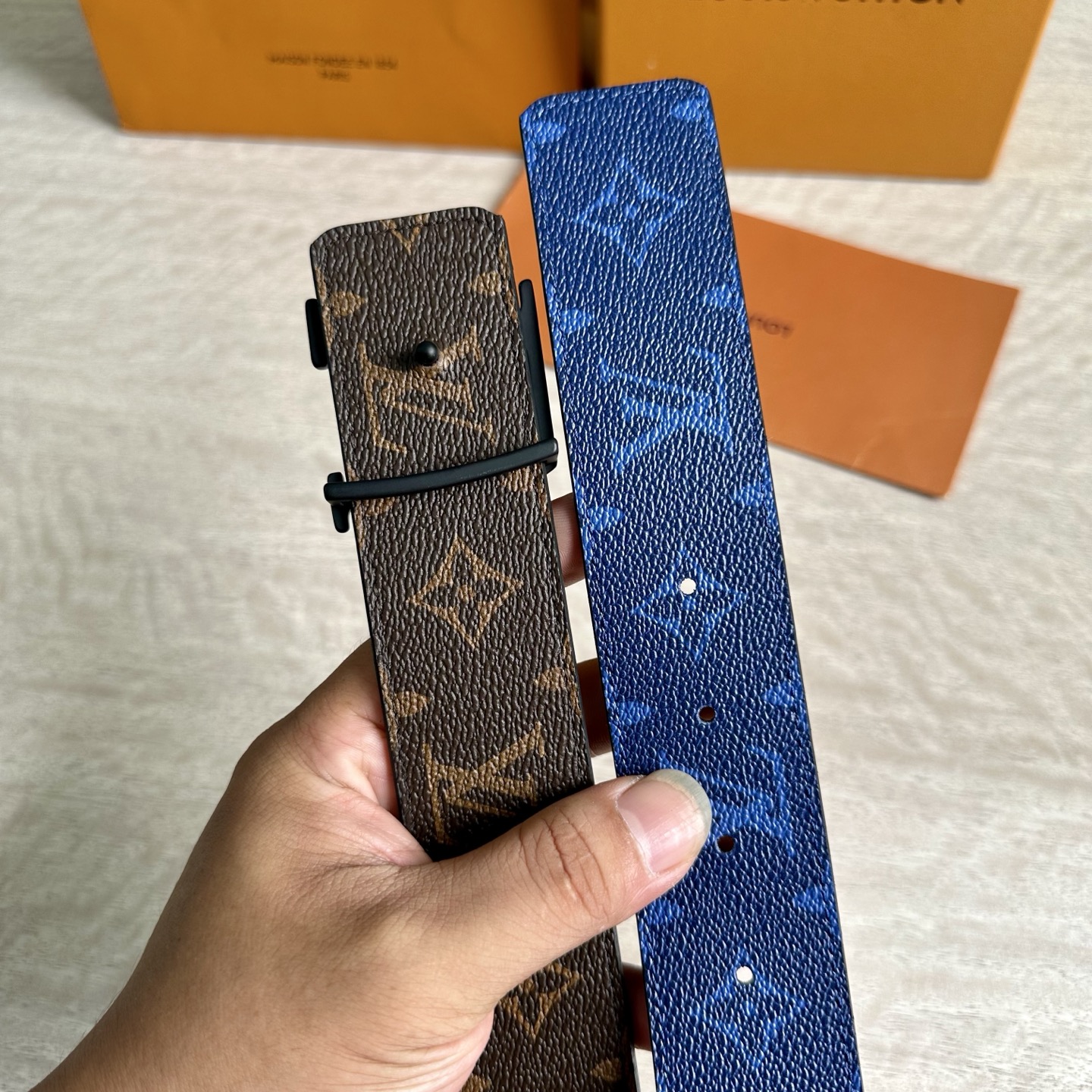 
LV 宽4.0cm 双面腰带将两式经典融于一处。Monogram 印花瞩目放大，与焕新 Monogra
