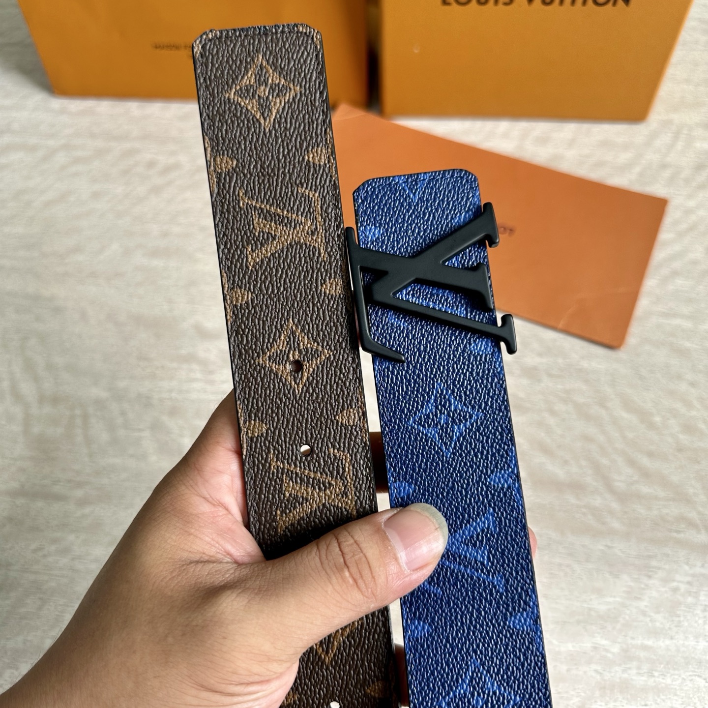 
LV 宽4.0cm 双面腰带将两式经典融于一处。Monogram 印花瞩目放大，与焕新 Monogra
