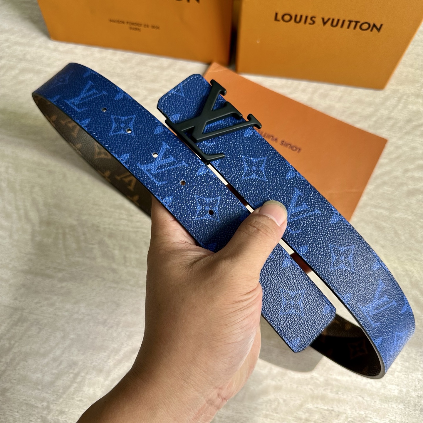 
LV 宽4.0cm 双面腰带将两式经典融于一处。Monogram 印花瞩目放大，与焕新 Monogra