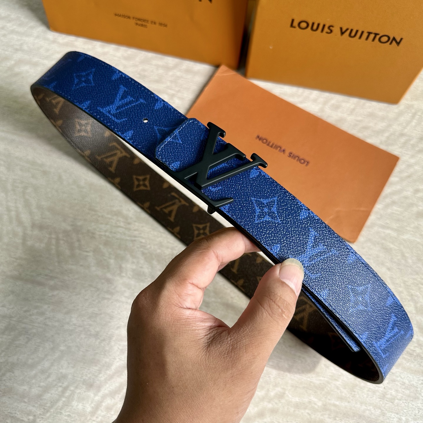 
LV 宽4.0cm 双面腰带将两式经典融于一处。Monogram 印花瞩目放大，与焕新 Monogra