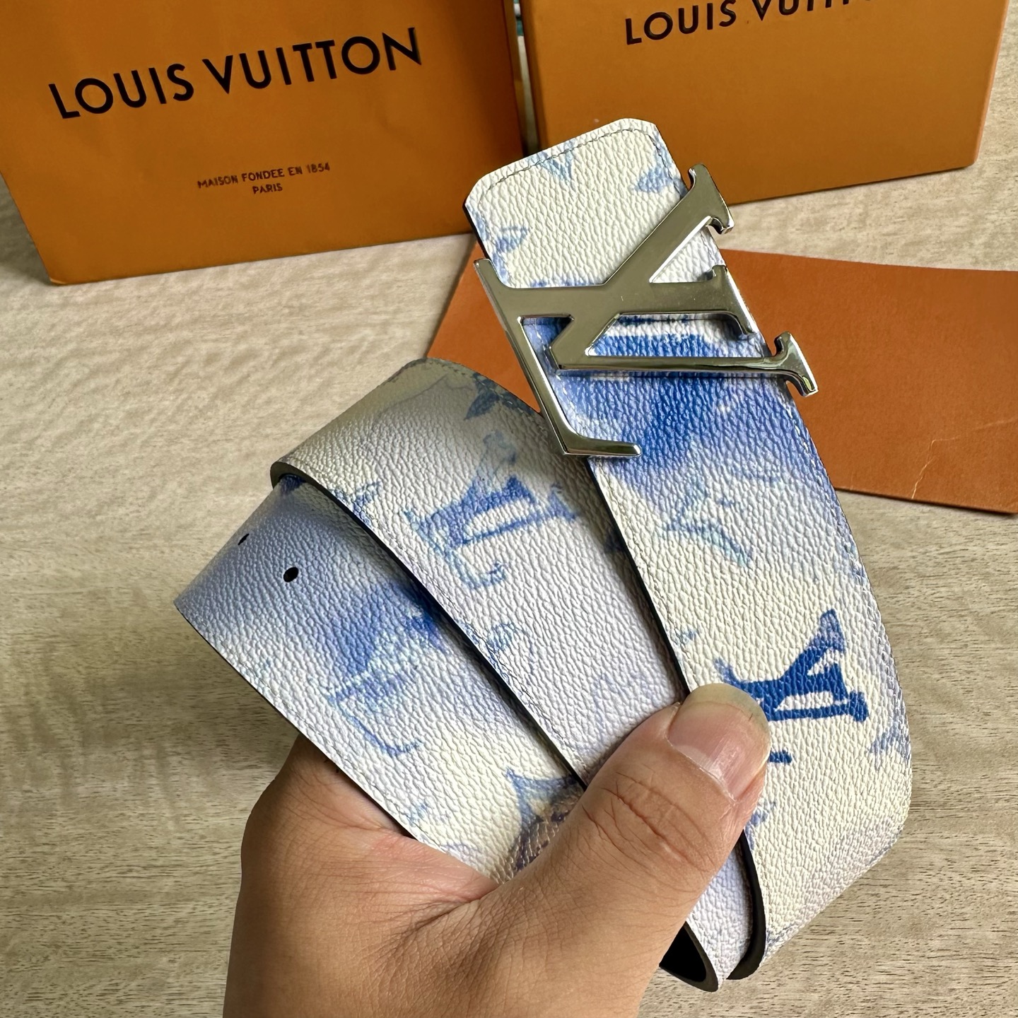 
LV 宽4.0cm 双面腰带将两式经典融于一处。Monogram 印花瞩目放大，与焕新 Monogra