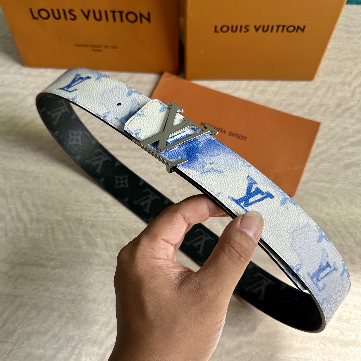 
LV 宽4.0cm 双面腰带将两式经典融于一处。Monogram 印花瞩目放大，与焕新 Monogra