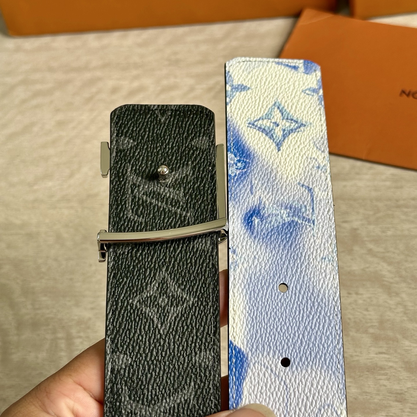 
LV 宽4.0cm 双面腰带将两式经典融于一处。Monogram 印花瞩目放大，与焕新 Monogra