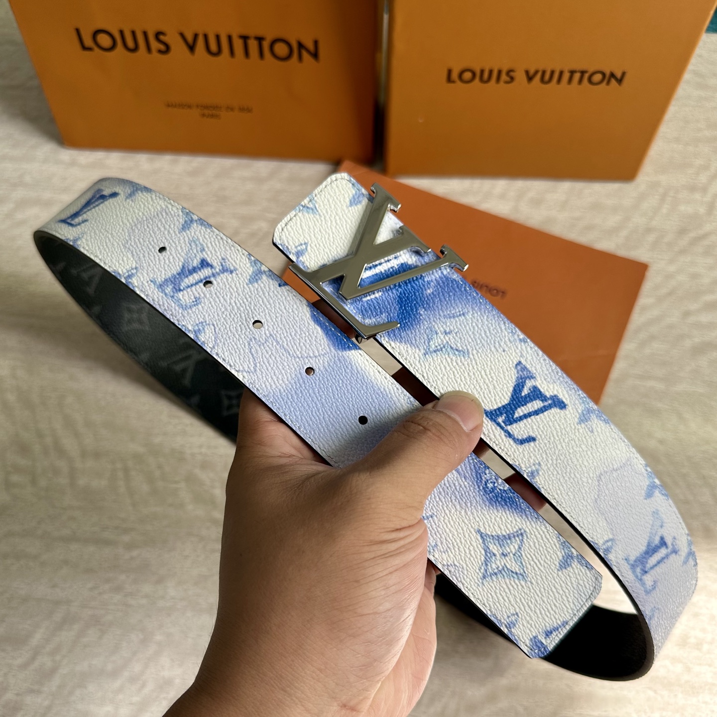 
LV 宽4.0cm 双面腰带将两式经典融于一处。Monogram 印花瞩目放大，与焕新 Monogra