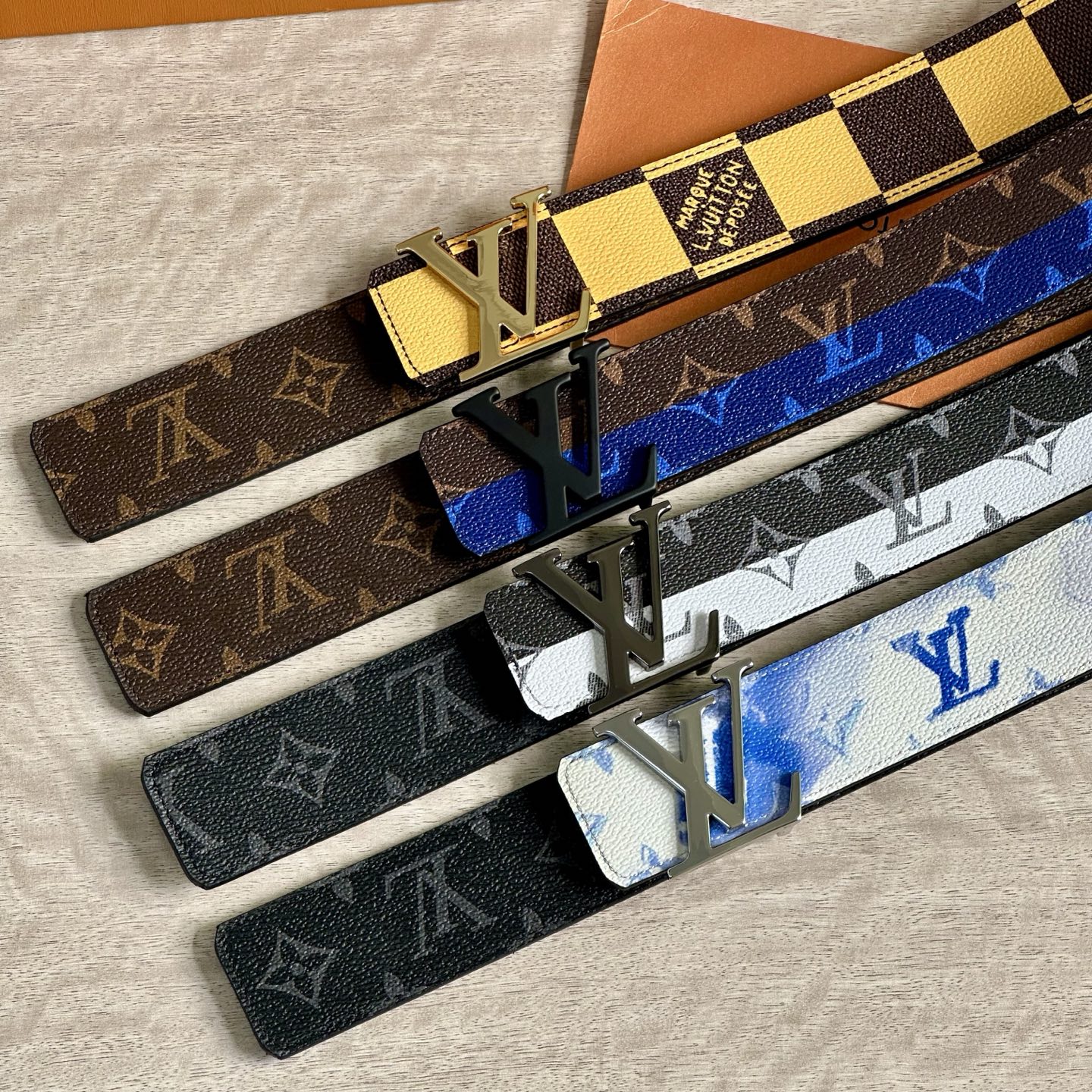 
LV 宽4.0cm 双面腰带将两式经典融于一处。Monogram 印花瞩目放大，与焕新 Monogra