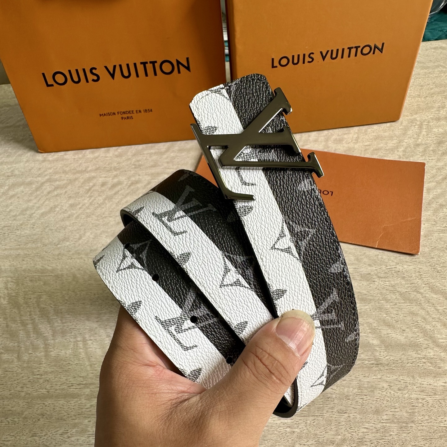 
LV 宽4.0cm 双面腰带将两式经典融于一处。Monogram 印花瞩目放大，与焕新 Monogra
