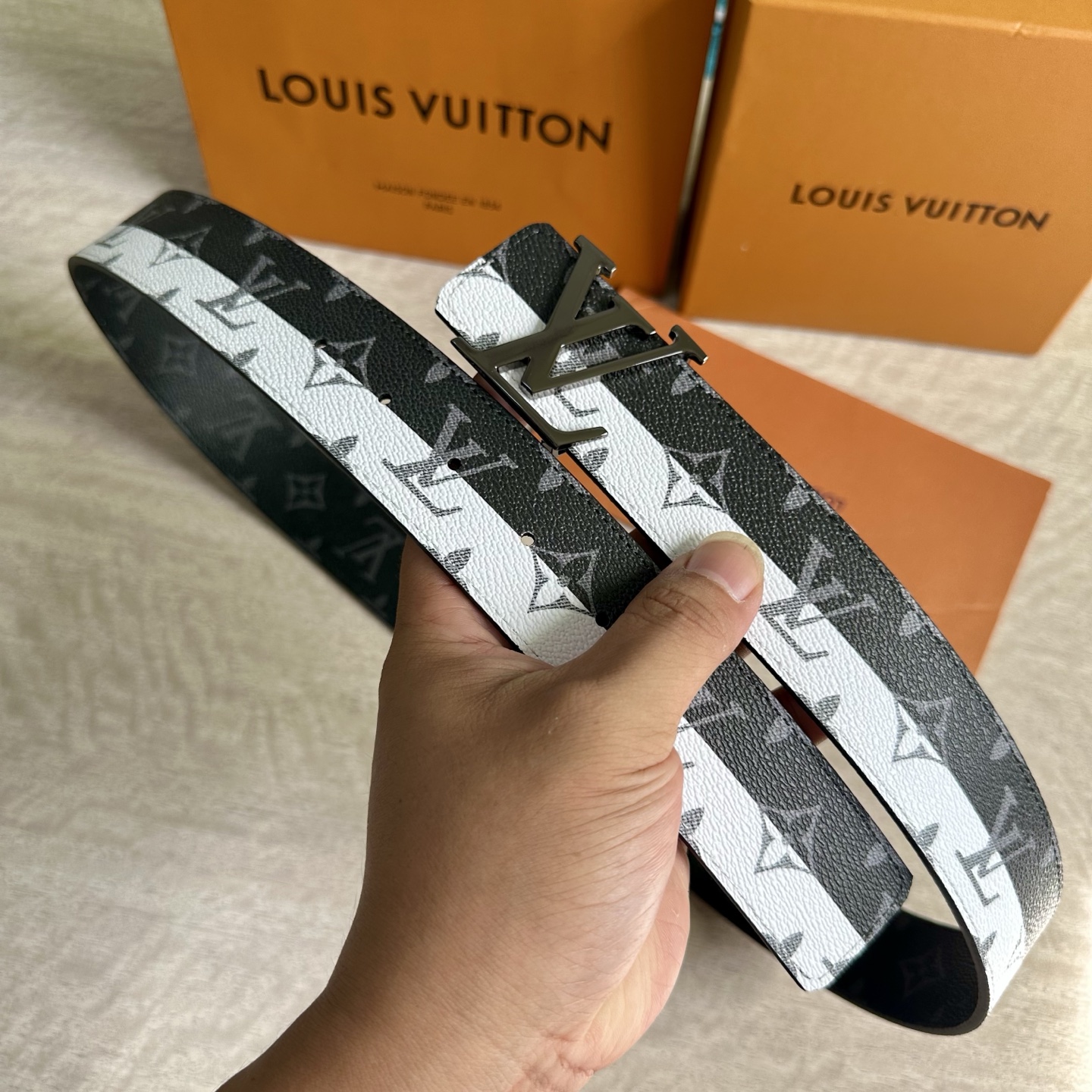 
LV 宽4.0cm 双面腰带将两式经典融于一处。Monogram 印花瞩目放大，与焕新 Monogra