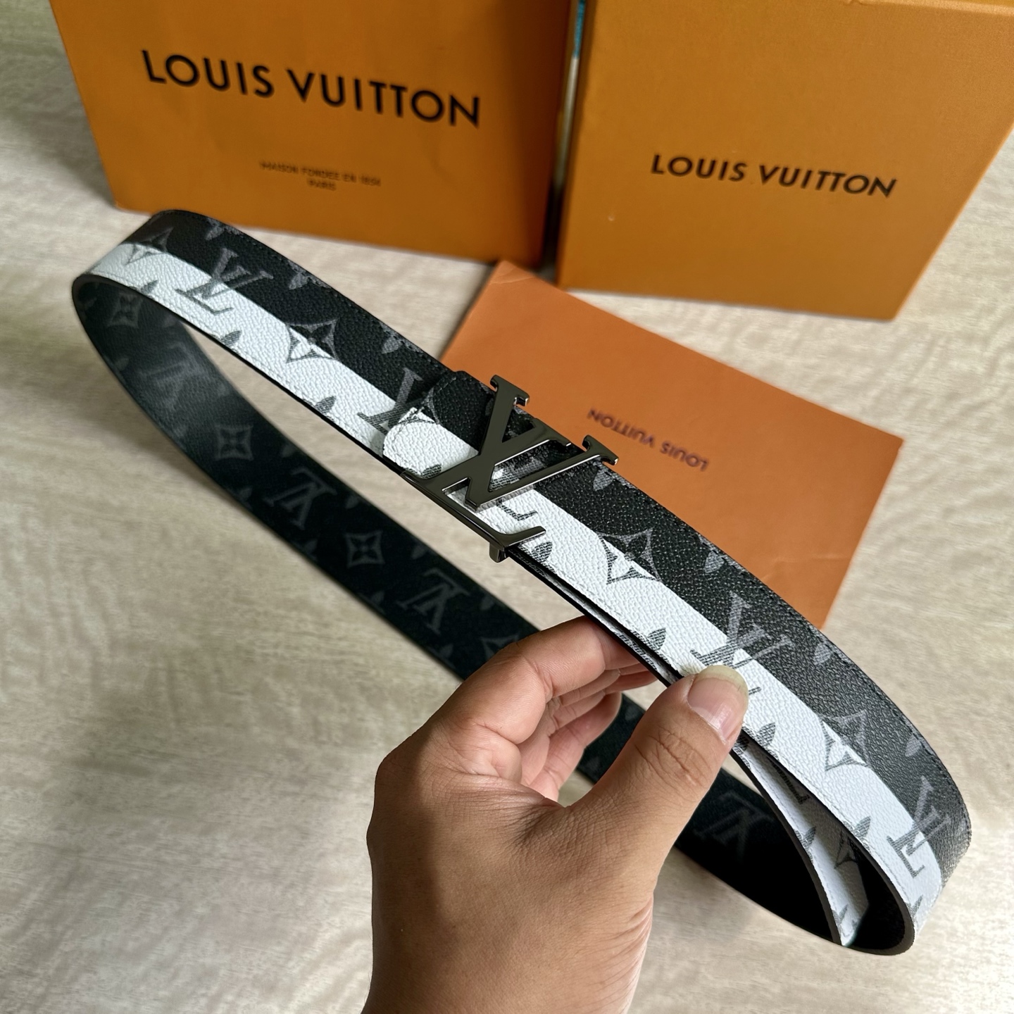 
LV 宽4.0cm 双面腰带将两式经典融于一处。Monogram 印花瞩目放大，与焕新 Monogra
