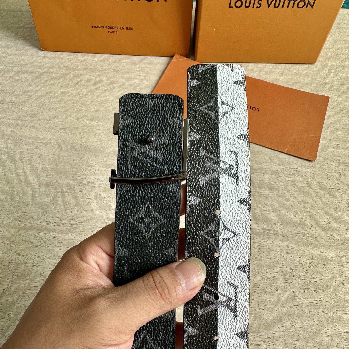 
LV 宽4.0cm 双面腰带将两式经典融于一处。Monogram 印花瞩目放大，与焕新 Monogra