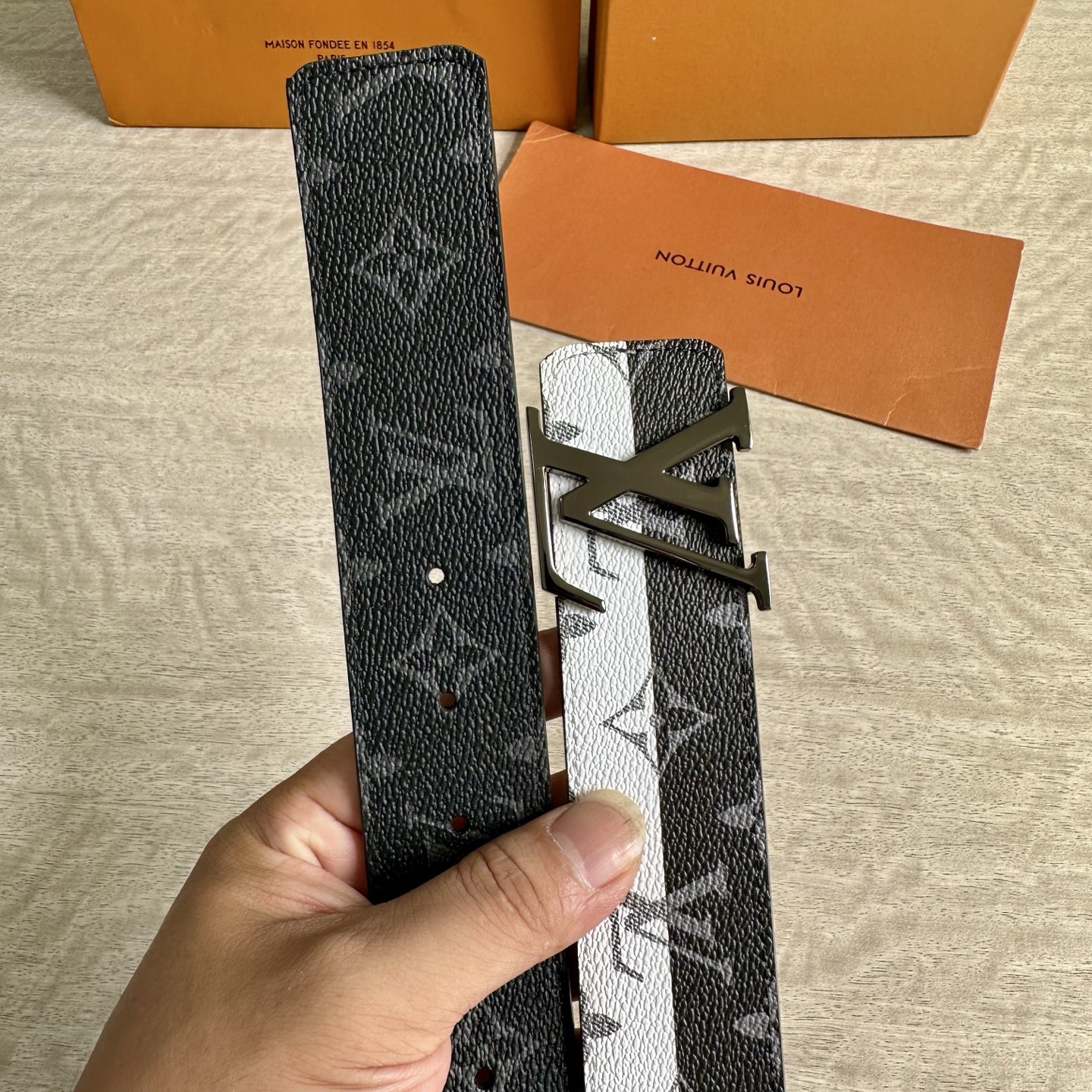 
LV 宽4.0cm 双面腰带将两式经典融于一处。Monogram 印花瞩目放大，与焕新 Monogra