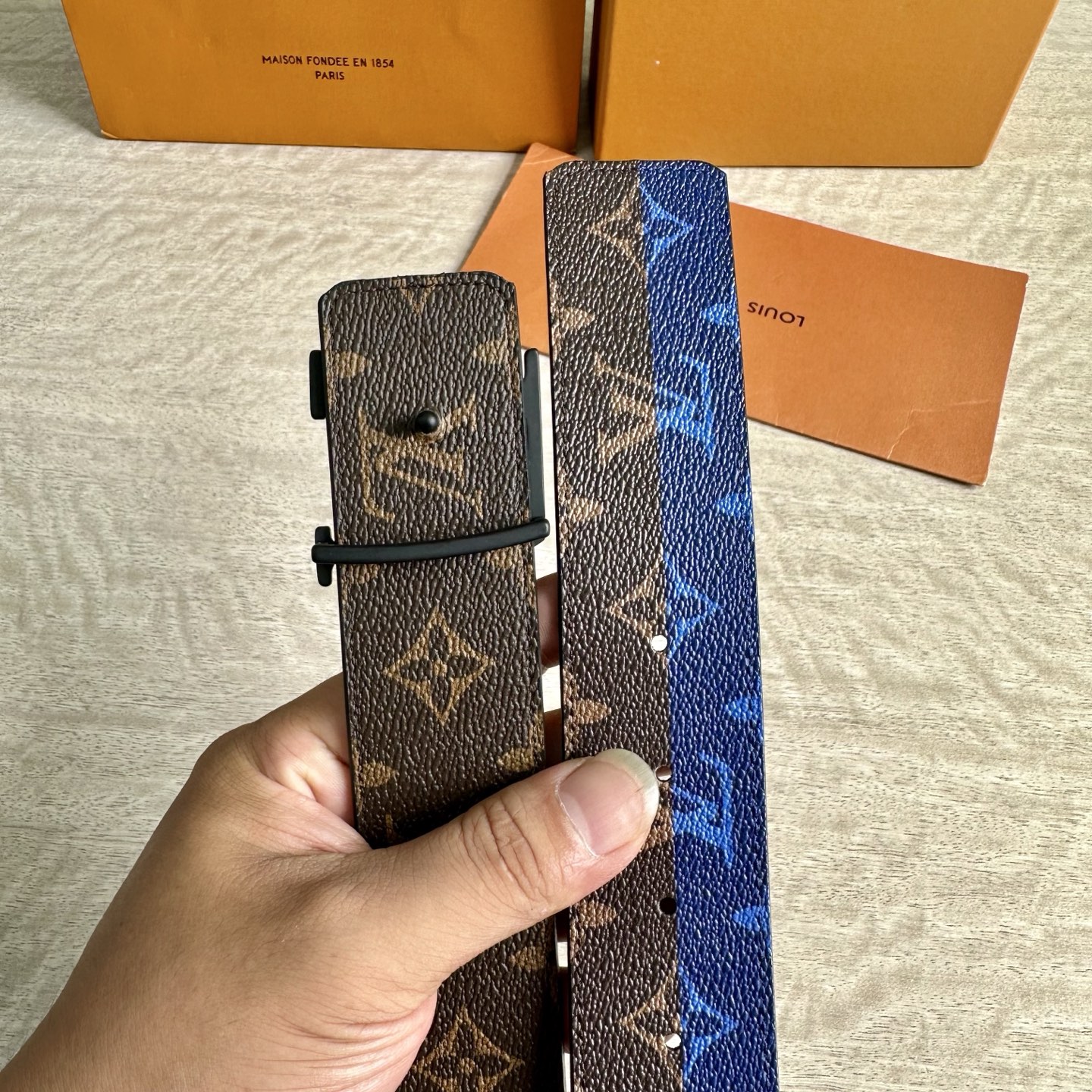 
LV 宽4.0cm 双面腰带将两式经典融于一处。Monogram 印花瞩目放大，与焕新 Monogra