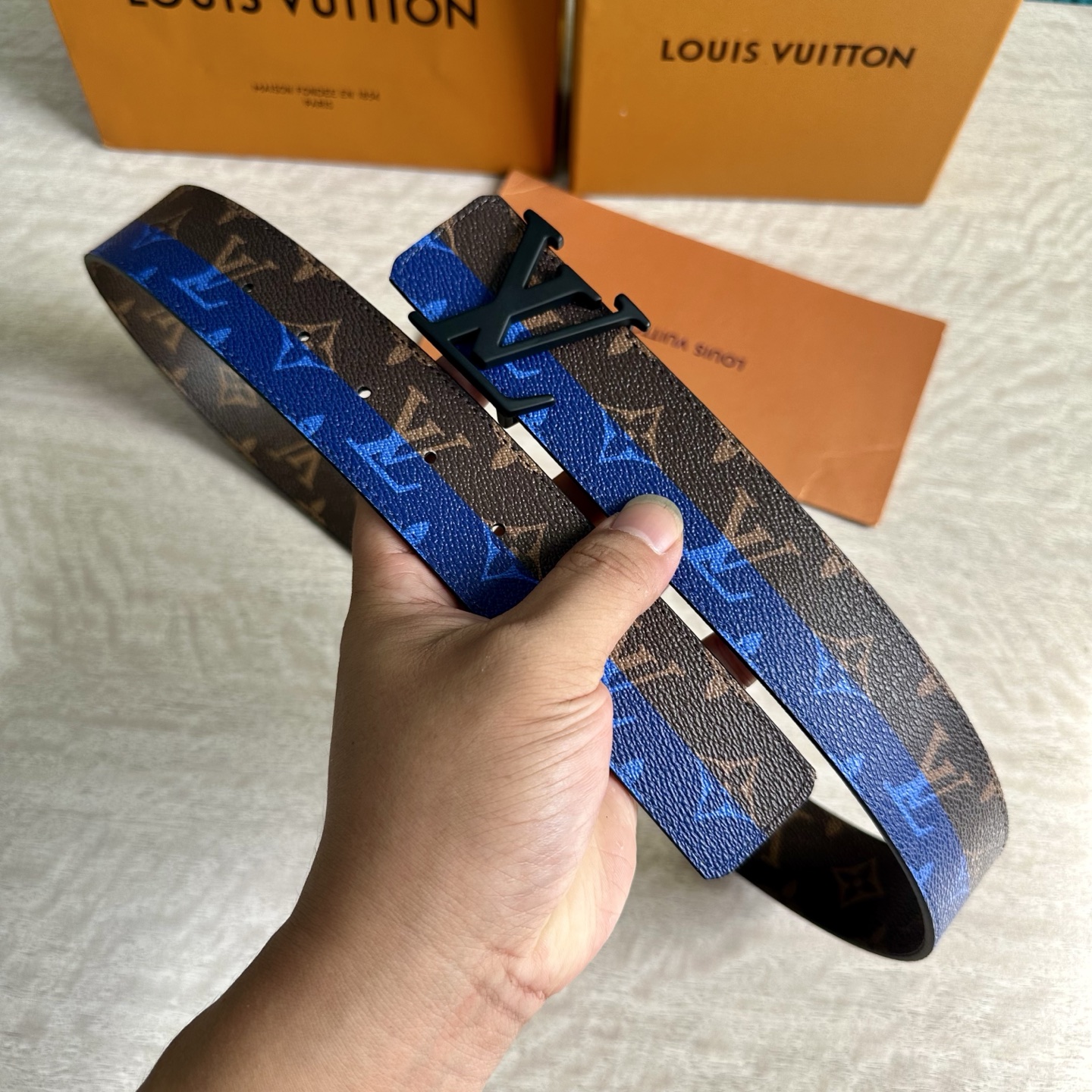 
LV 宽4.0cm 双面腰带将两式经典融于一处。Monogram 印花瞩目放大，与焕新 Monogra