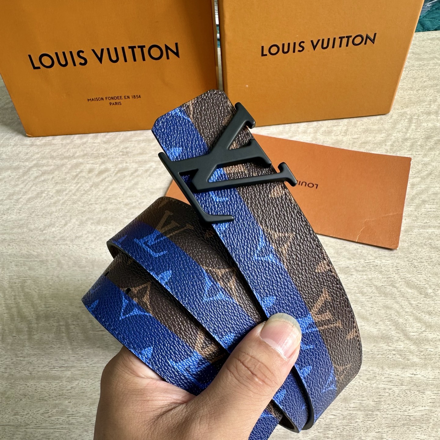 
LV 宽4.0cm 双面腰带将两式经典融于一处。Monogram 印花瞩目放大，与焕新 Monogra