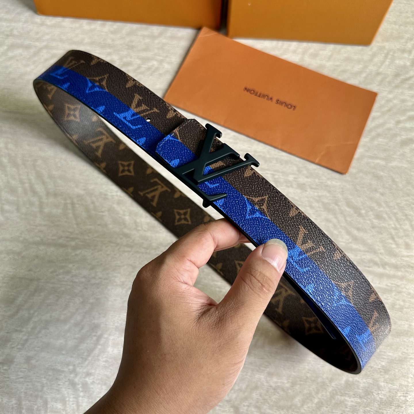 
LV 宽4.0cm 双面腰带将两式经典融于一处。Monogram 印花瞩目放大，与焕新 Monogra