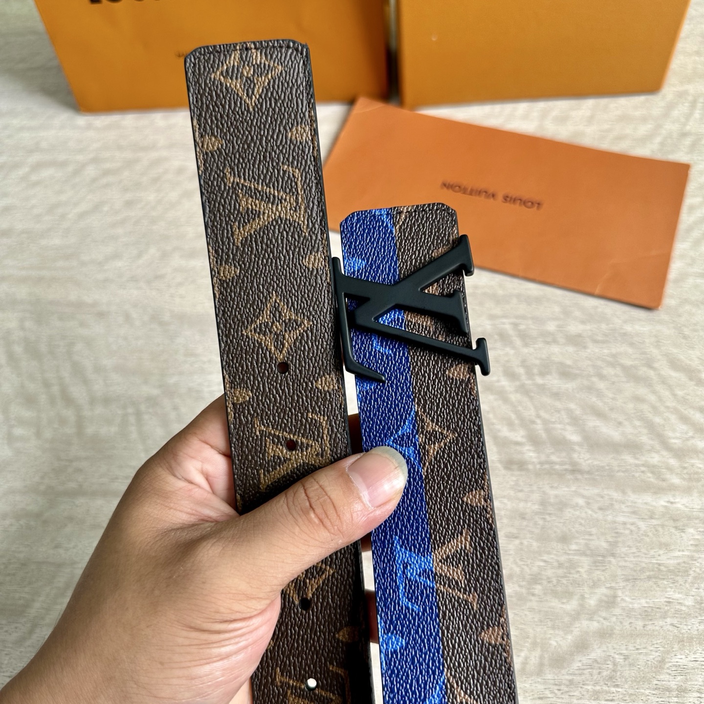 
LV 宽4.0cm 双面腰带将两式经典融于一处。Monogram 印花瞩目放大，与焕新 Monogra