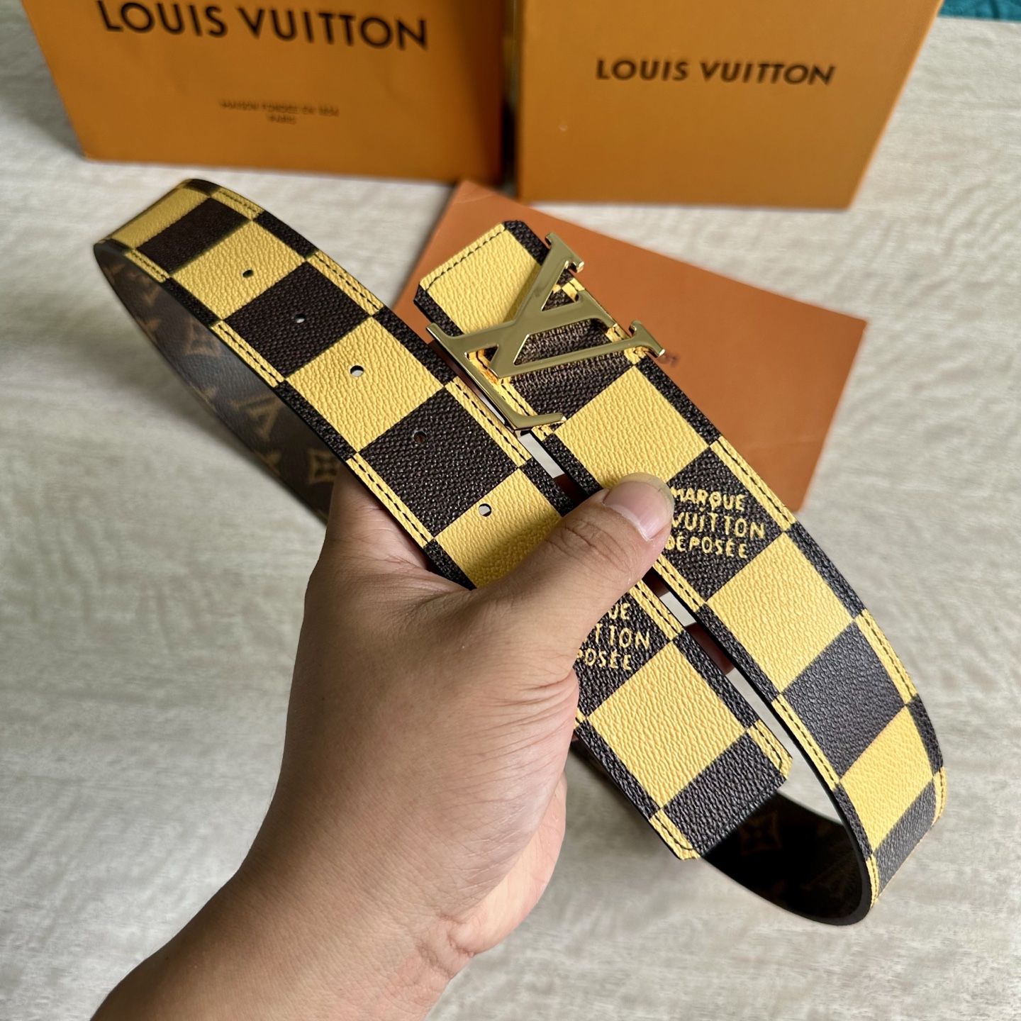 
LV 宽4.0cm 双面腰带将两式经典融于一处。Monogram 印花瞩目放大，与焕新 Monogra