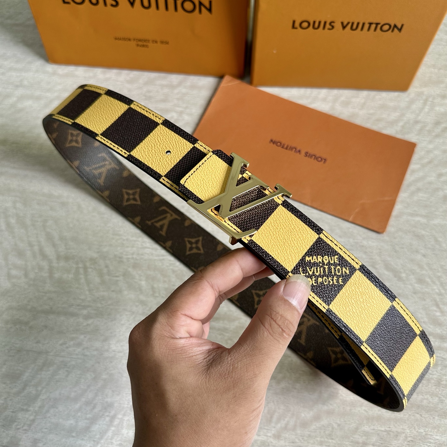 
LV 宽4.0cm 双面腰带将两式经典融于一处。Monogram 印花瞩目放大，与焕新 Monogra