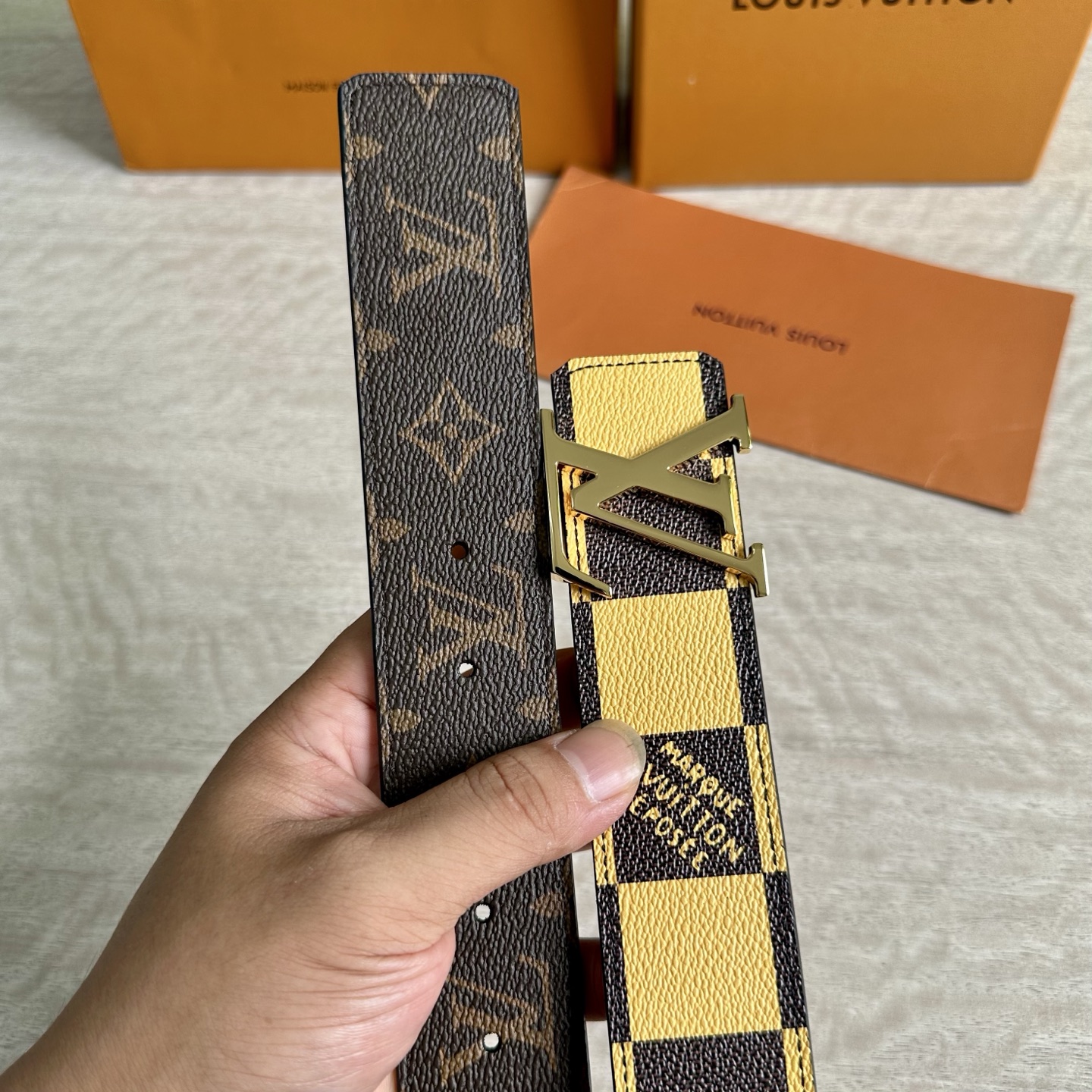 
LV 宽4.0cm 双面腰带将两式经典融于一处。Monogram 印花瞩目放大，与焕新 Monogra