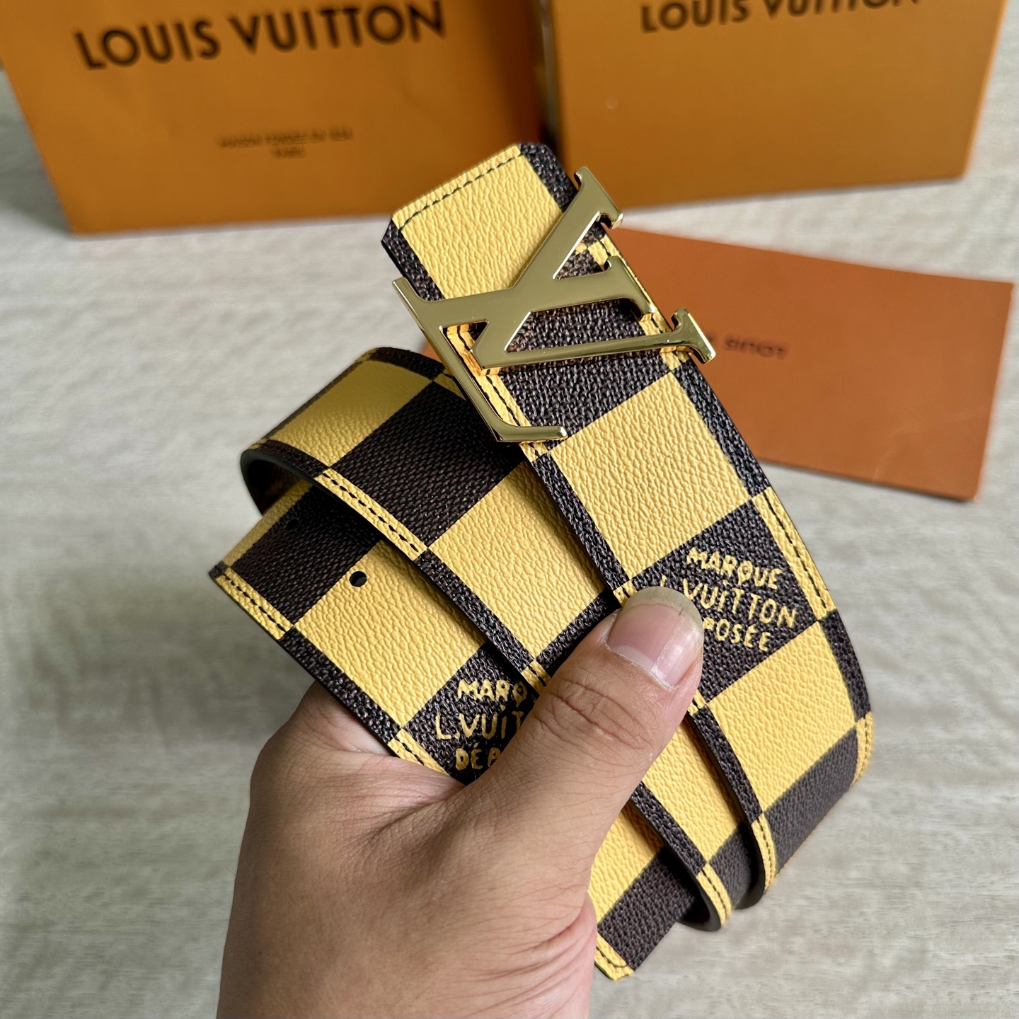 
LV 宽4.0cm 双面腰带将两式经典融于一处。Monogram 印花瞩目放大，与焕新 Monogra