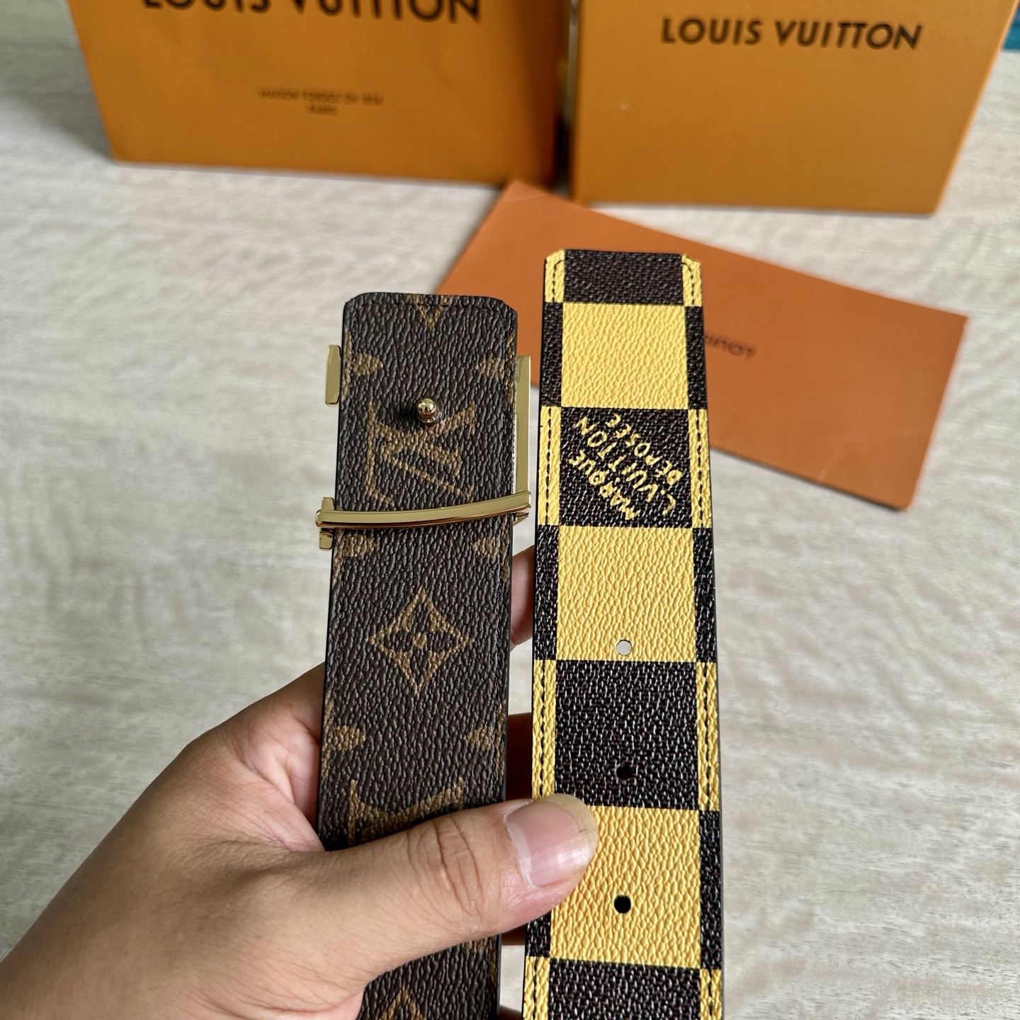 
LV 宽4.0cm 双面腰带将两式经典融于一处。Monogram 印花瞩目放大，与焕新 Monogra