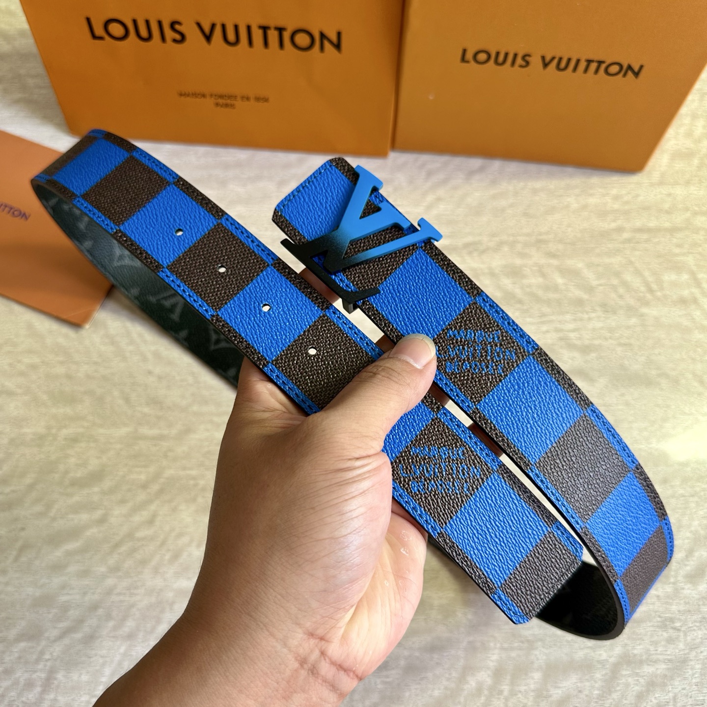 
LV 宽4.0cm 双面腰带将两式经典融于一处。Monogram 印花瞩目放大，与焕新 Monogra