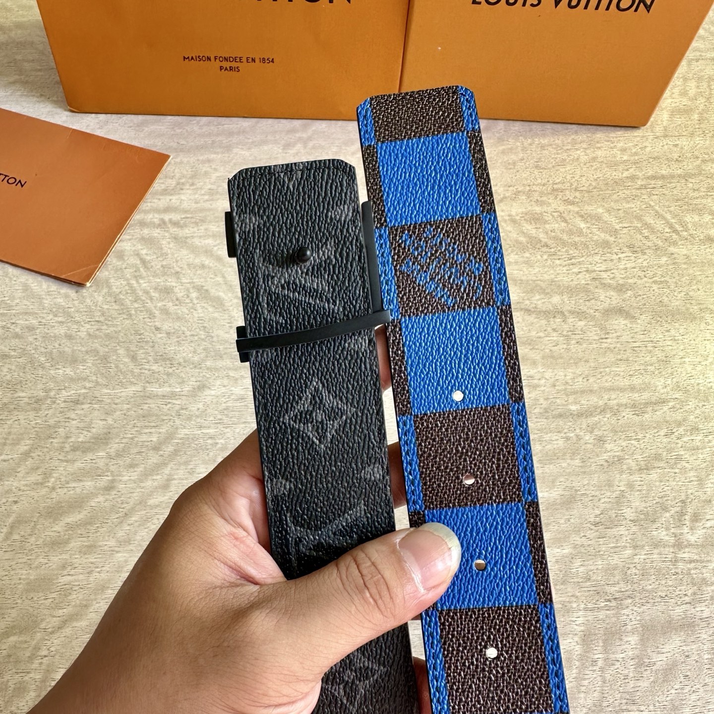 
LV 宽4.0cm 双面腰带将两式经典融于一处。Monogram 印花瞩目放大，与焕新 Monogra