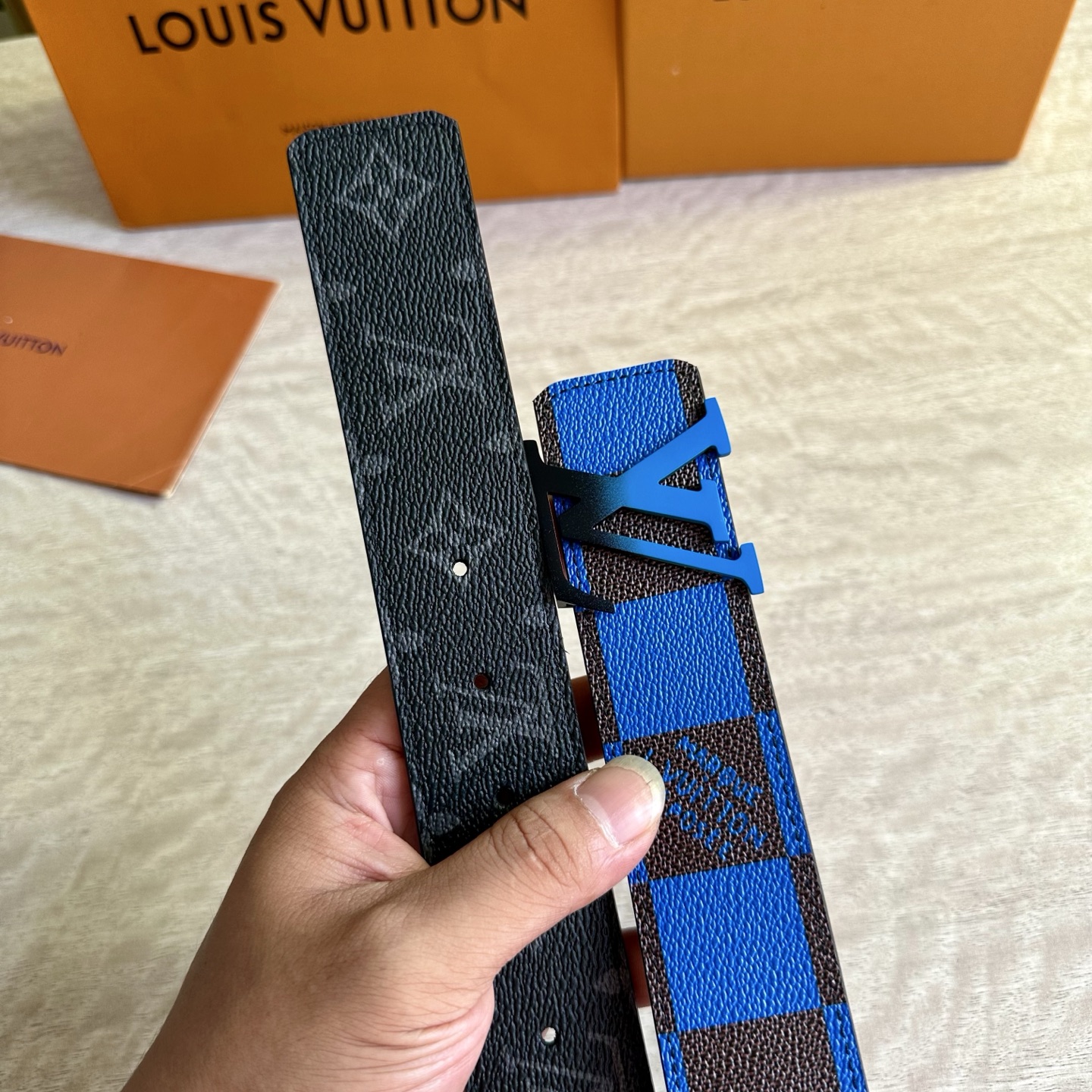 
LV 宽4.0cm 双面腰带将两式经典融于一处。Monogram 印花瞩目放大，与焕新 Monogra