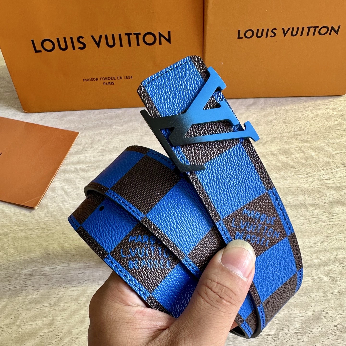 
LV 宽4.0cm 双面腰带将两式经典融于一处。Monogram 印花瞩目放大，与焕新 Monogra
