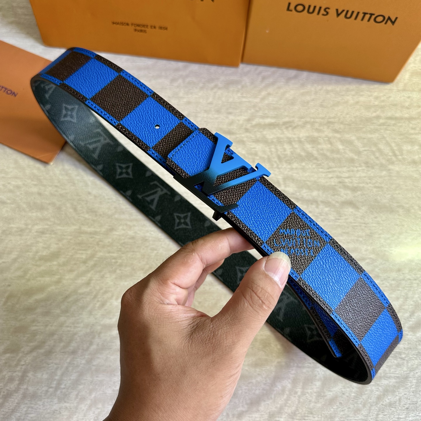 
LV 宽4.0cm 双面腰带将两式经典融于一处。Monogram 印花瞩目放大，与焕新 Monogra