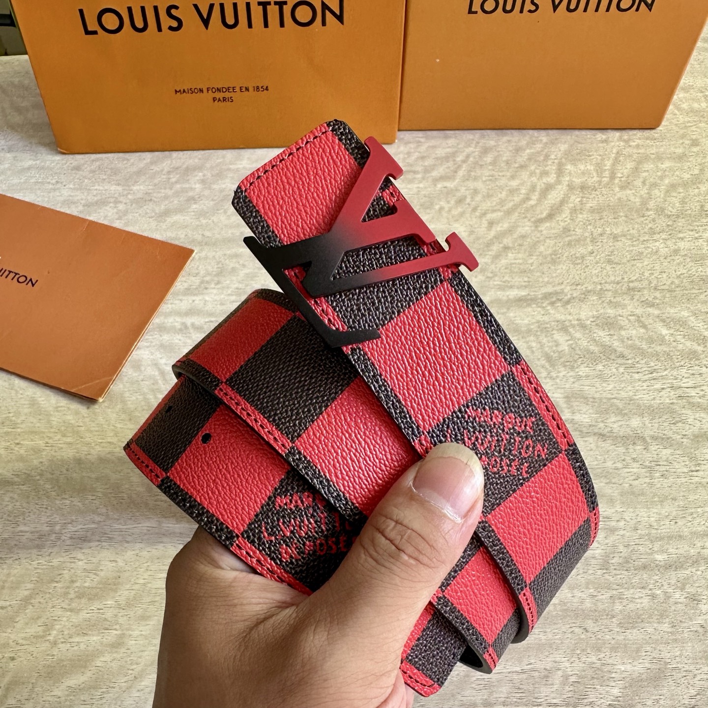 
LV 宽4.0cm 双面腰带将两式经典融于一处。Monogram 印花瞩目放大，与焕新 Monogra