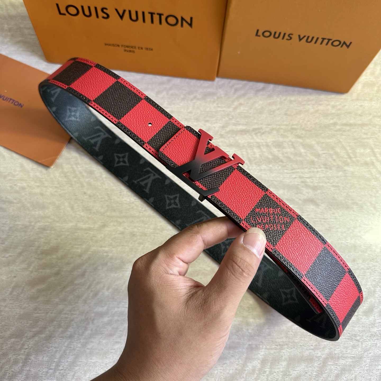 
LV 宽4.0cm 双面腰带将两式经典融于一处。Monogram 印花瞩目放大，与焕新 Monogra