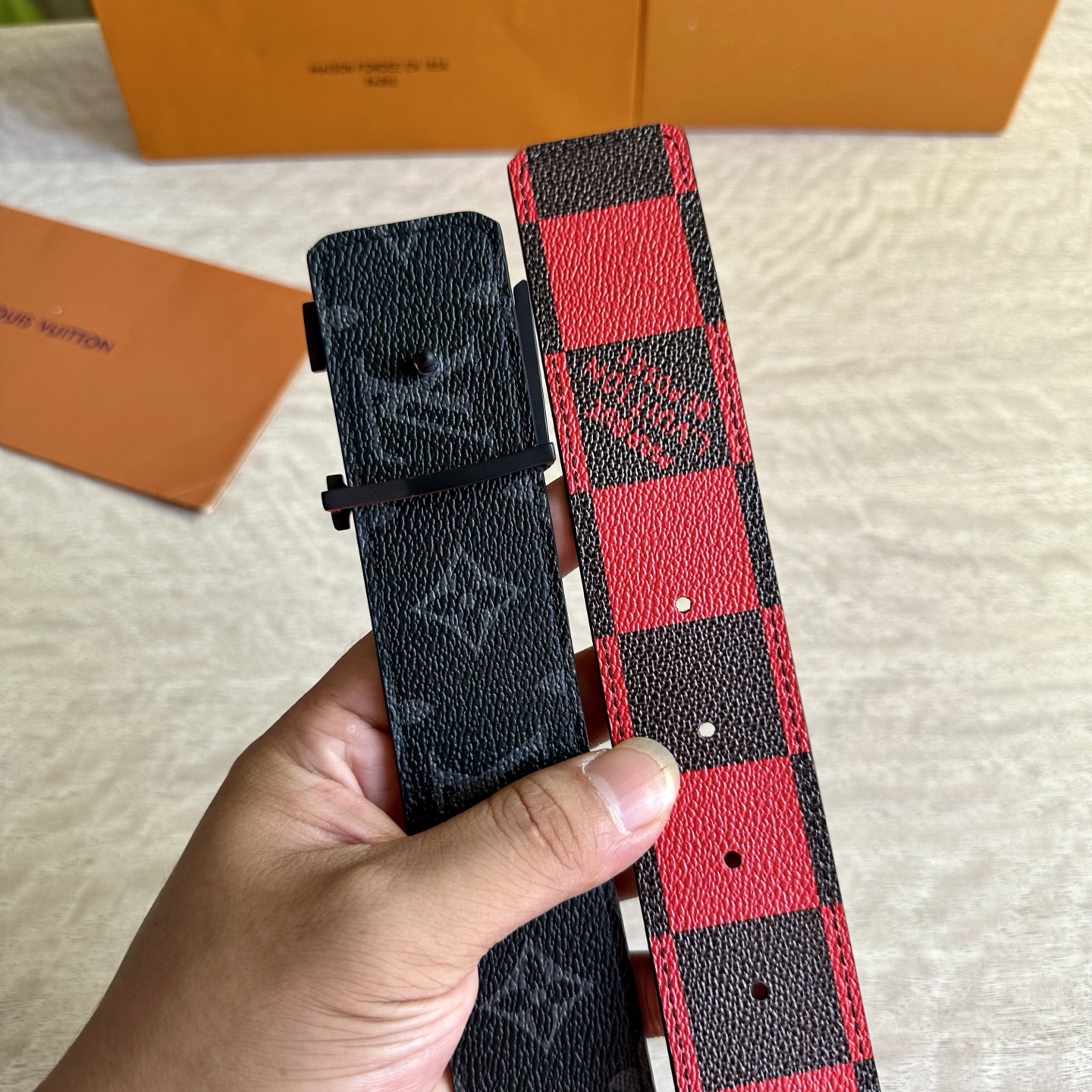 
LV 宽4.0cm 双面腰带将两式经典融于一处。Monogram 印花瞩目放大，与焕新 Monogra