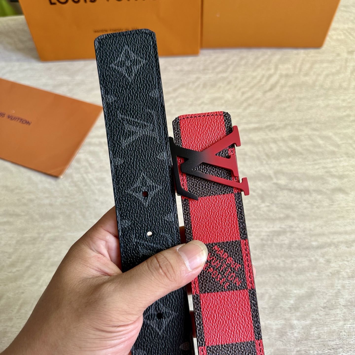 
LV 宽4.0cm 双面腰带将两式经典融于一处。Monogram 印花瞩目放大，与焕新 Monogra