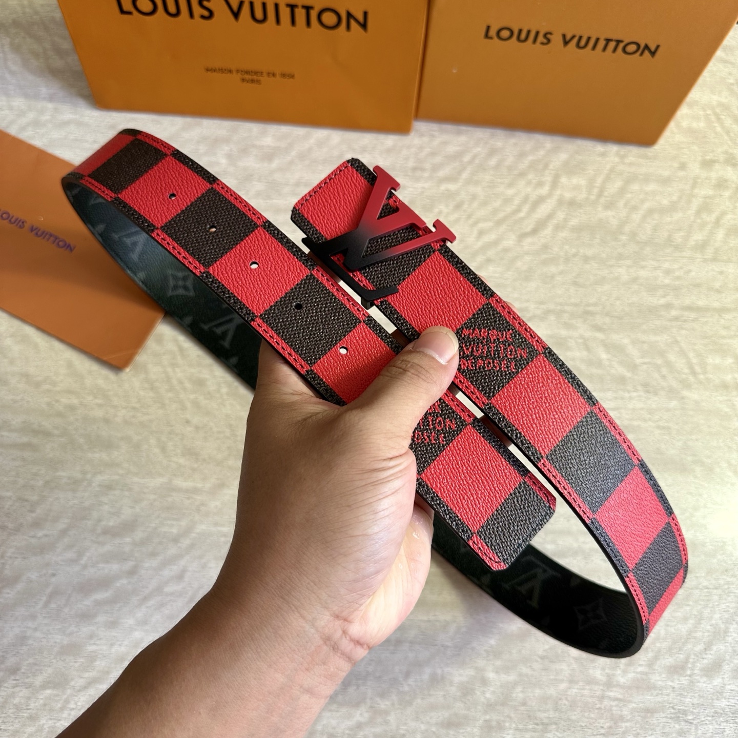 
LV 宽4.0cm 双面腰带将两式经典融于一处。Monogram 印花瞩目放大，与焕新 Monogra