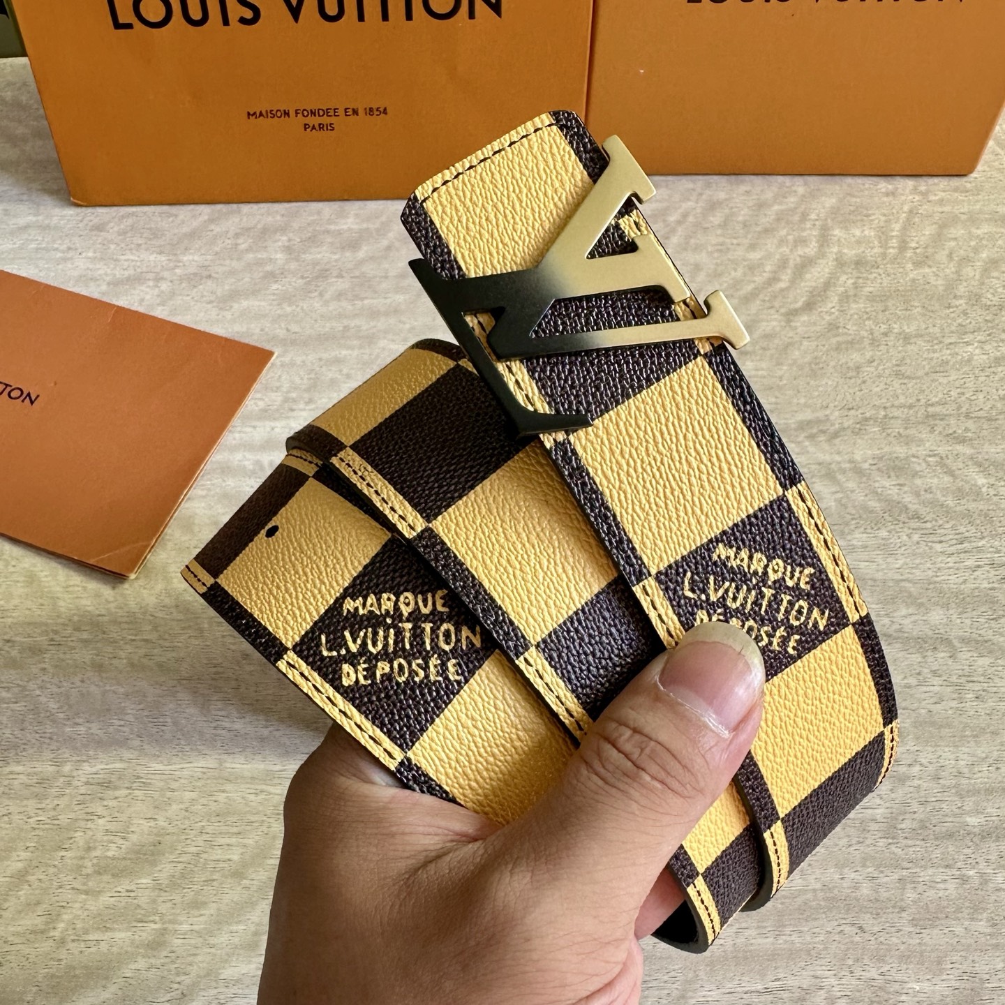 
LV 宽4.0cm 双面腰带将两式经典融于一处。Monogram 印花瞩目放大，与焕新 Monogra