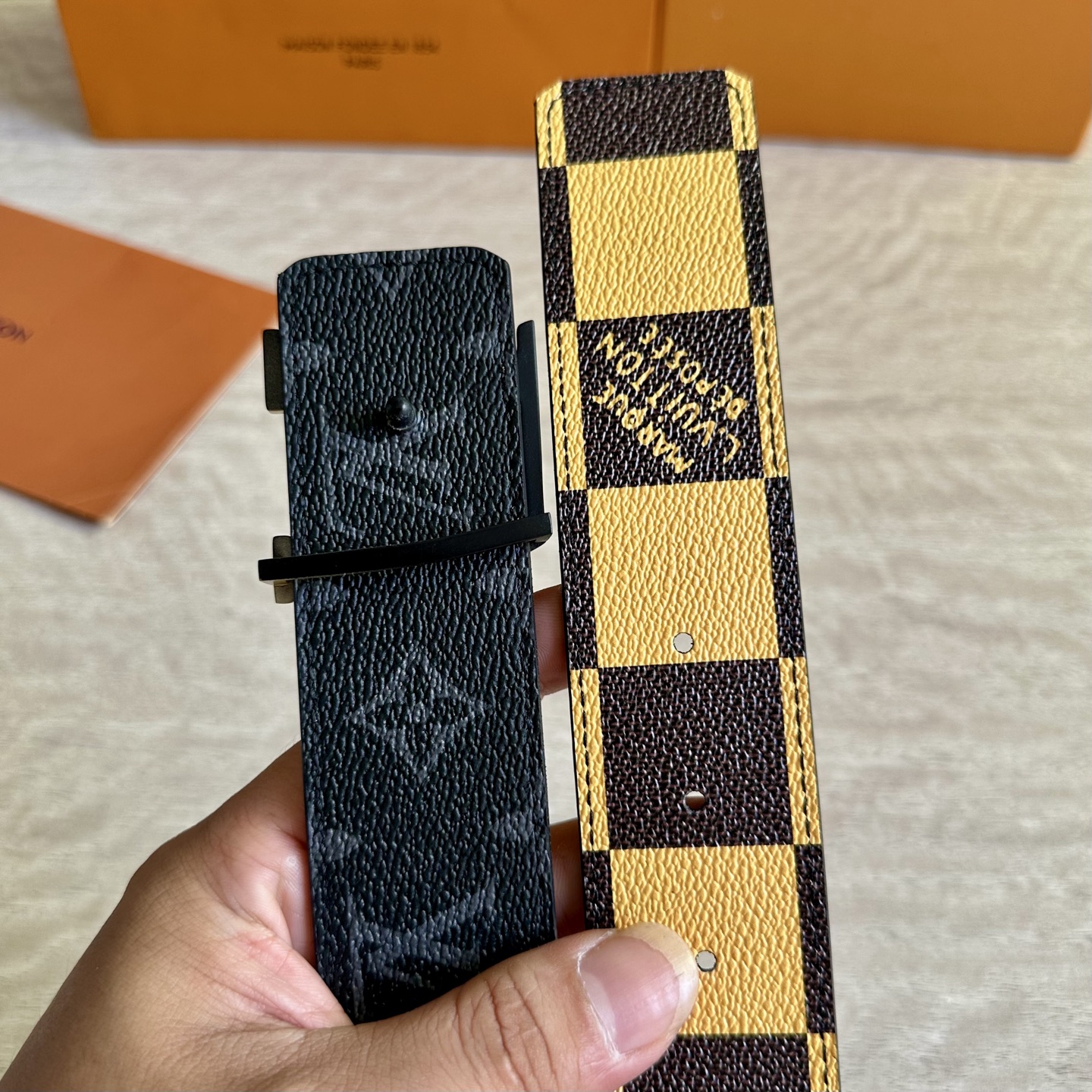 
LV 宽4.0cm 双面腰带将两式经典融于一处。Monogram 印花瞩目放大，与焕新 Monogra