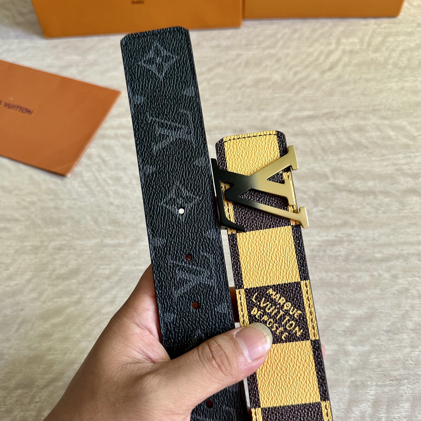 
LV 宽4.0cm 双面腰带将两式经典融于一处。Monogram 印花瞩目放大，与焕新 Monogra