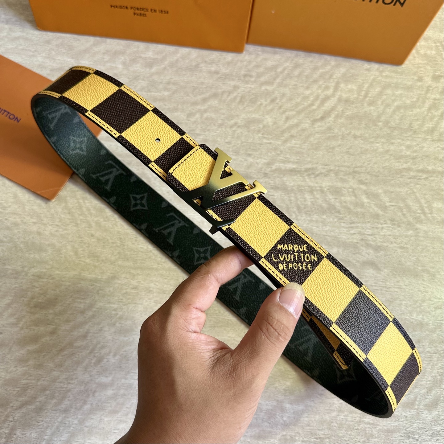 
LV 宽4.0cm 双面腰带将两式经典融于一处。Monogram 印花瞩目放大，与焕新 Monogra