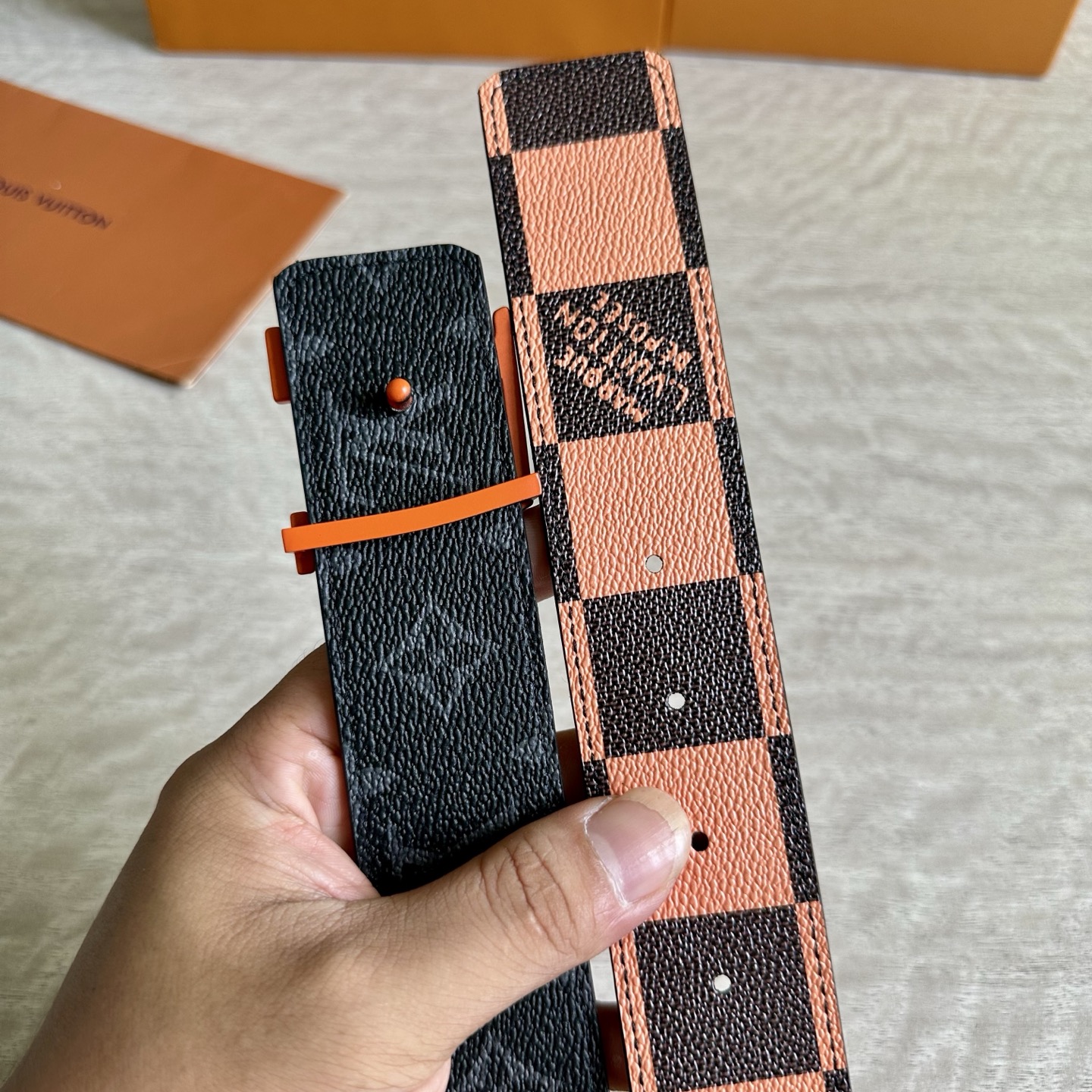 
LV 宽4.0cm 双面腰带将两式经典融于一处。Monogram 印花瞩目放大，与焕新 Monogra