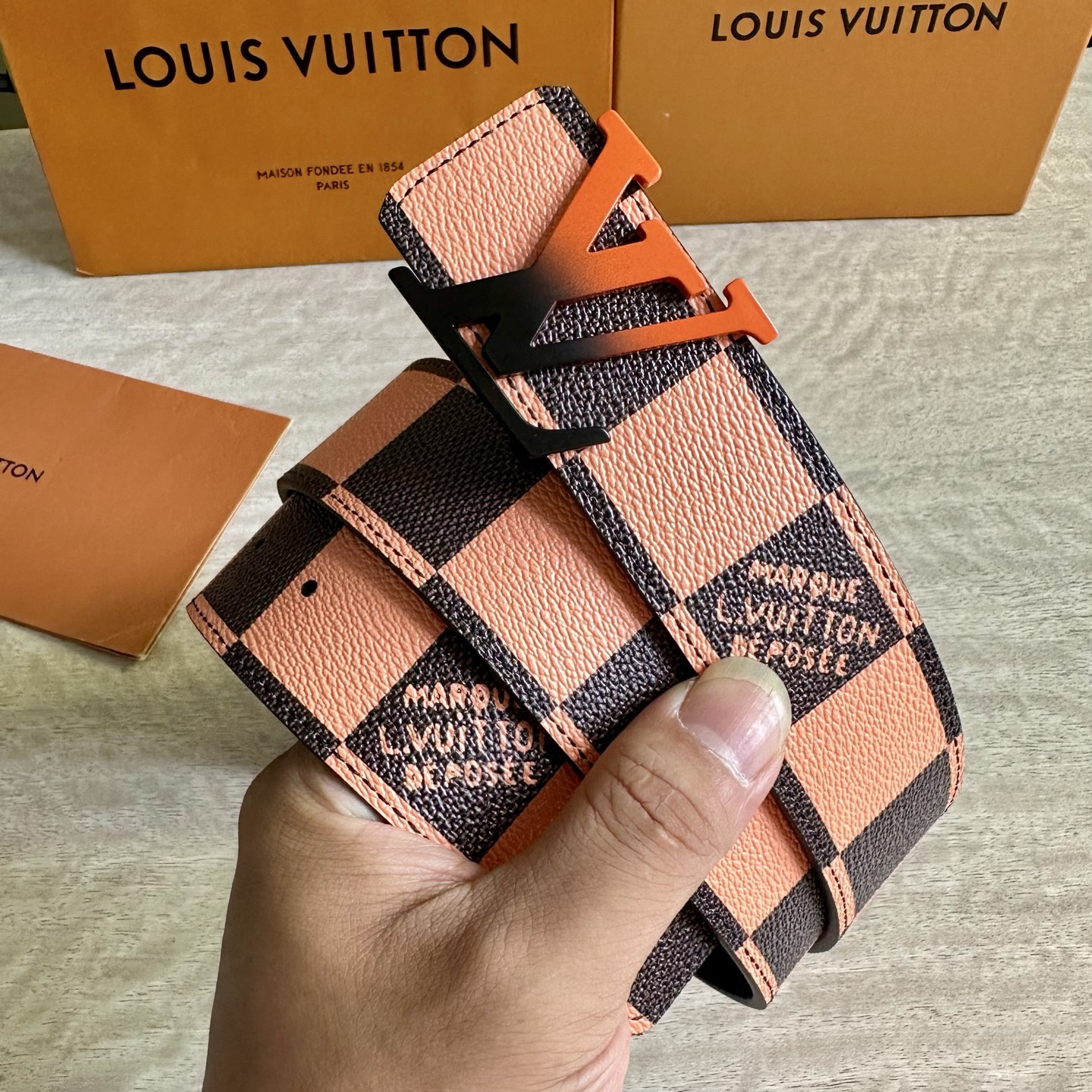 
LV 宽4.0cm 双面腰带将两式经典融于一处。Monogram 印花瞩目放大，与焕新 Monogra