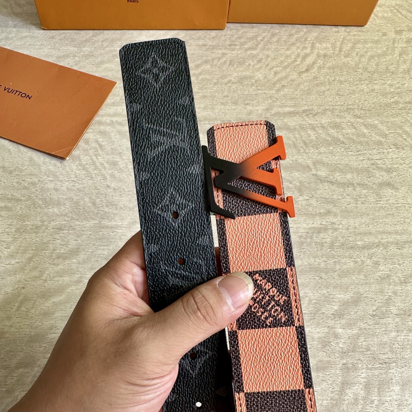 
LV 宽4.0cm 双面腰带将两式经典融于一处。Monogram 印花瞩目放大，与焕新 Monogra