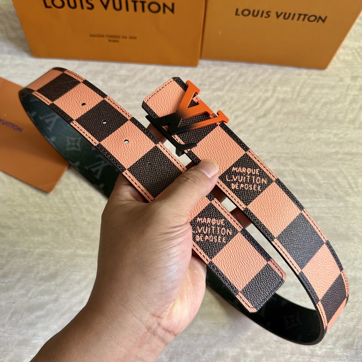
LV 宽4.0cm 双面腰带将两式经典融于一处。Monogram 印花瞩目放大，与焕新 Monogra