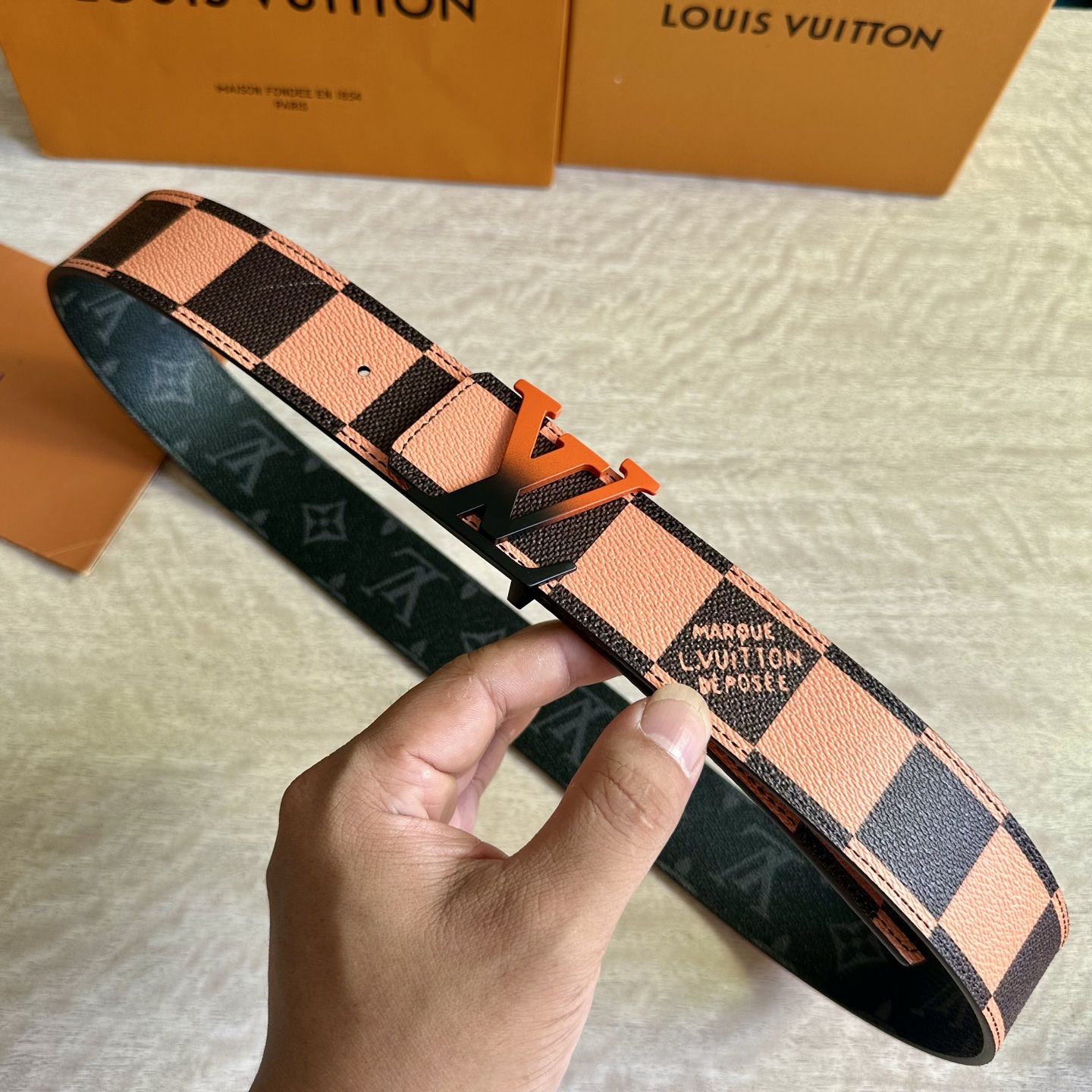 
LV 宽4.0cm 双面腰带将两式经典融于一处。Monogram 印花瞩目放大，与焕新 Monogra