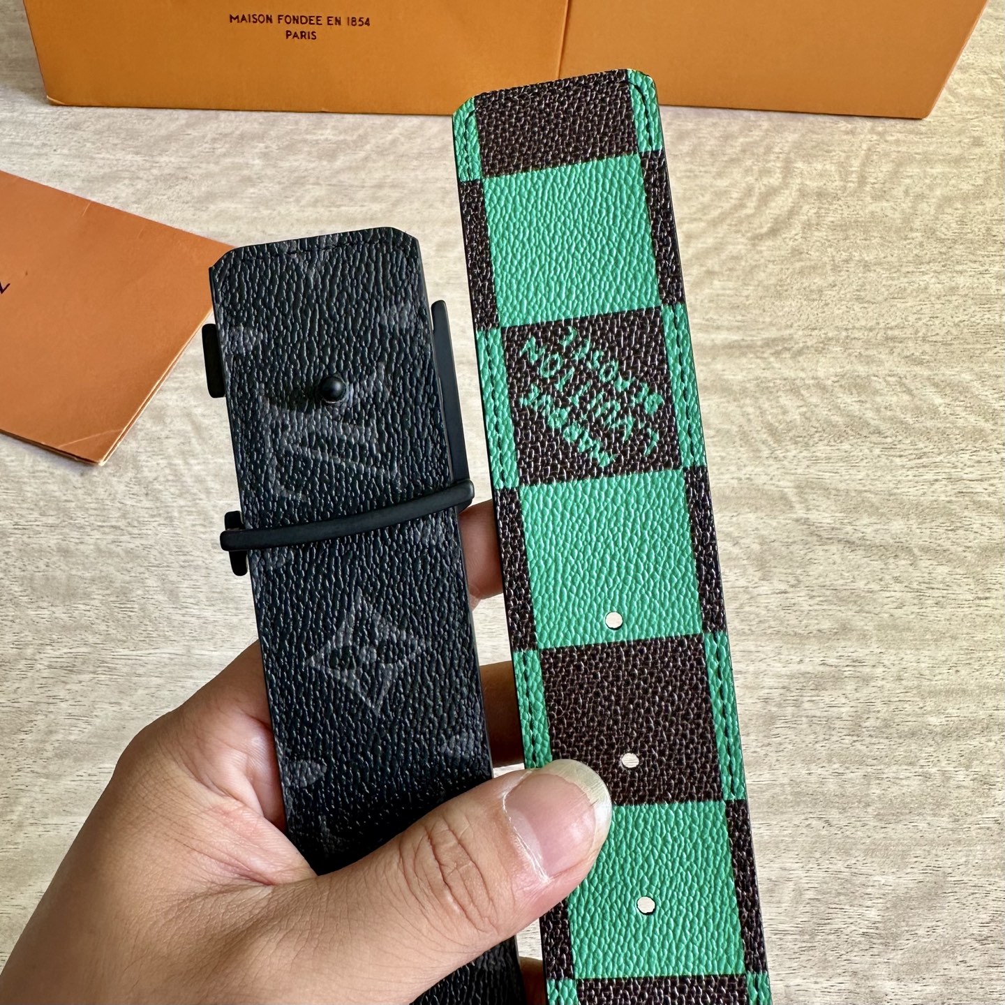 
LV 宽4.0cm 双面腰带将两式经典融于一处。Monogram 印花瞩目放大，与焕新 Monogra
