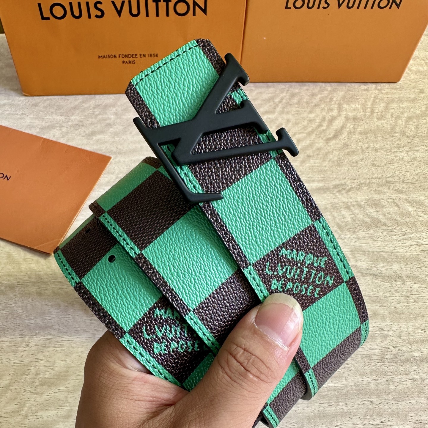 
LV 宽4.0cm 双面腰带将两式经典融于一处。Monogram 印花瞩目放大，与焕新 Monogra