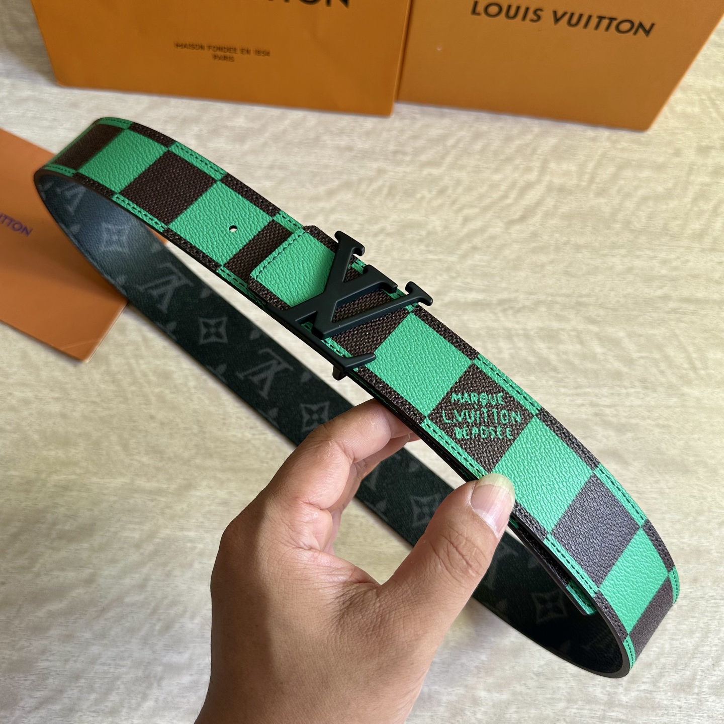 
LV 宽4.0cm 双面腰带将两式经典融于一处。Monogram 印花瞩目放大，与焕新 Monogra