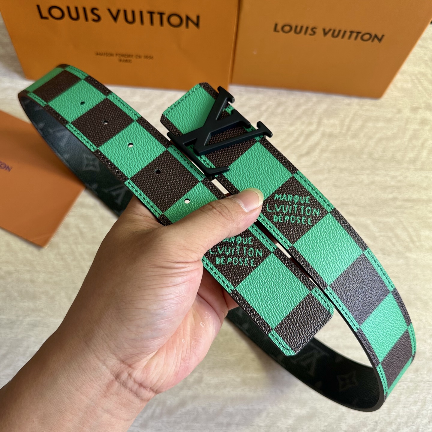 
LV 宽4.0cm 双面腰带将两式经典融于一处。Monogram 印花瞩目放大，与焕新 Monogra